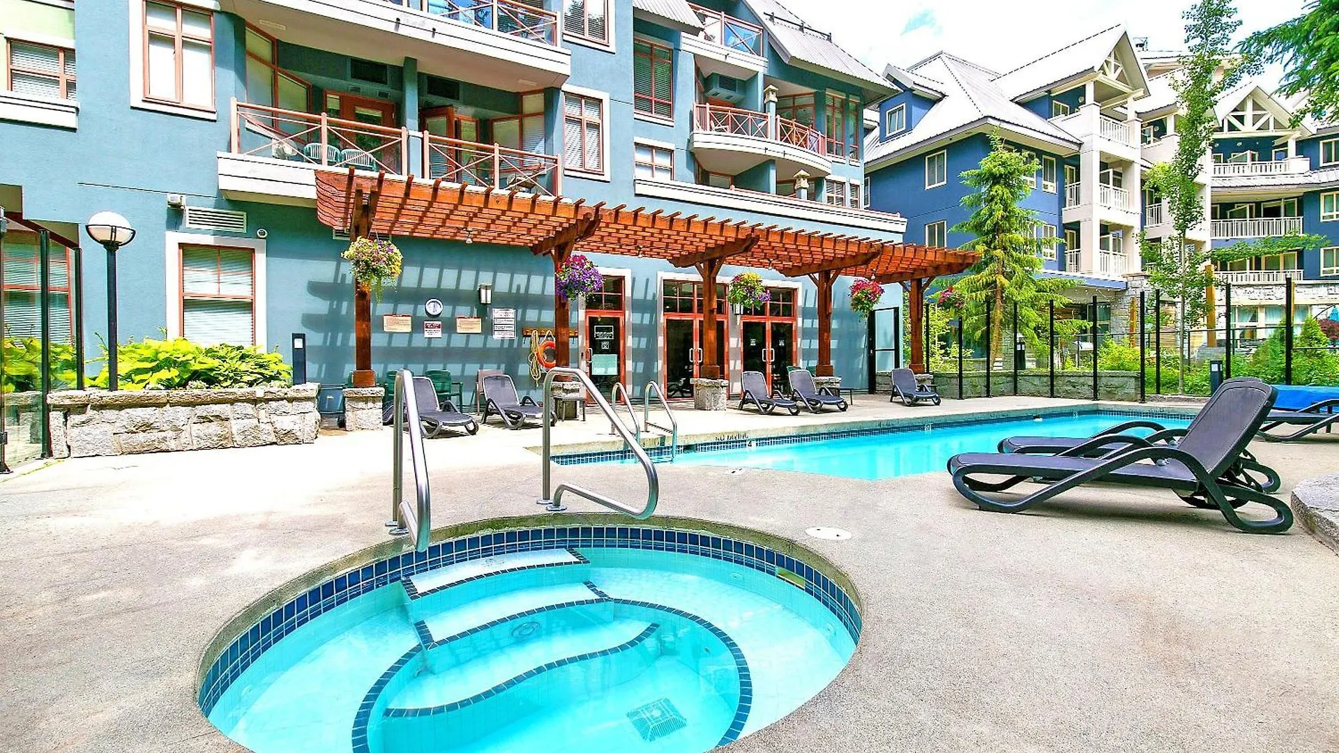 Alpenglow Lodge One Bedroom Penthouse By Mva Whistler 0*,